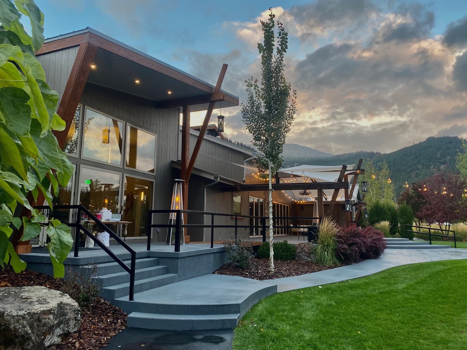 White Raven Venue & Retreat in Alberton, MT